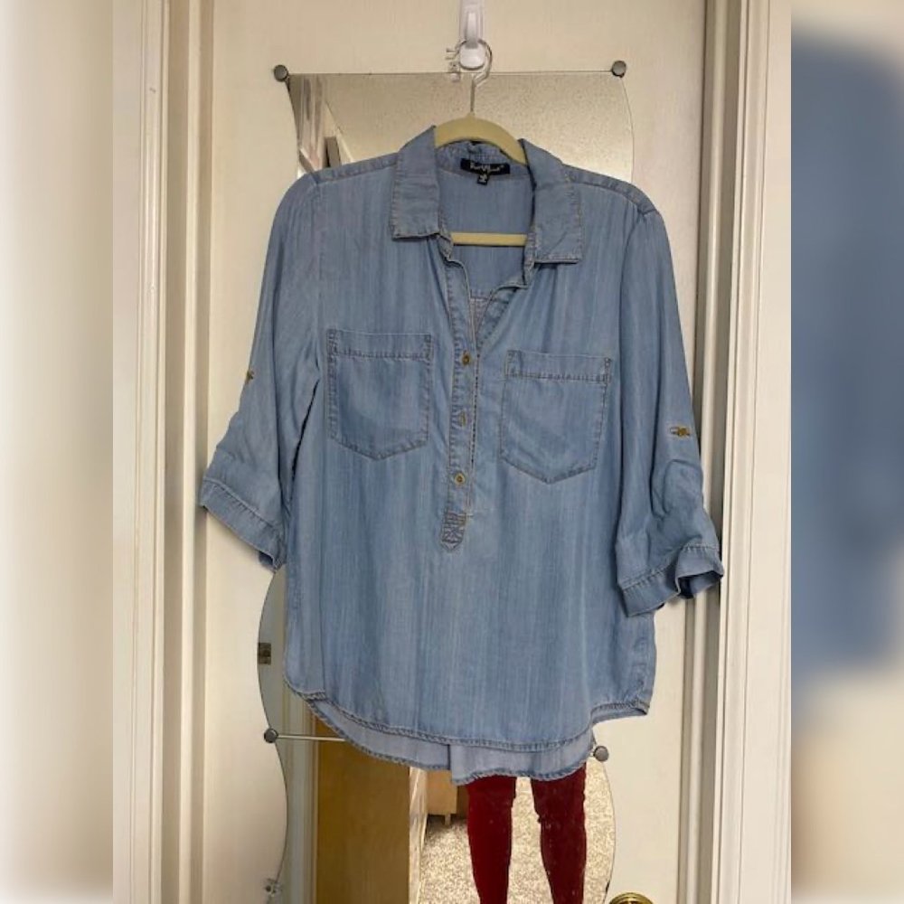 Soft, comfy denim-style shirt w/flared bottom, size Medium